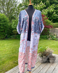 Kimono i viskose i sarte farver med blomster (xs-m).