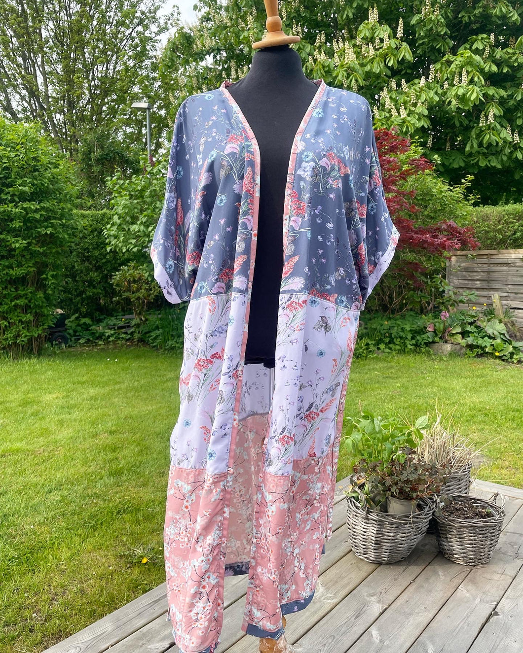 Strand Kimono i viskose i sarte farver med blomster (xs-m).