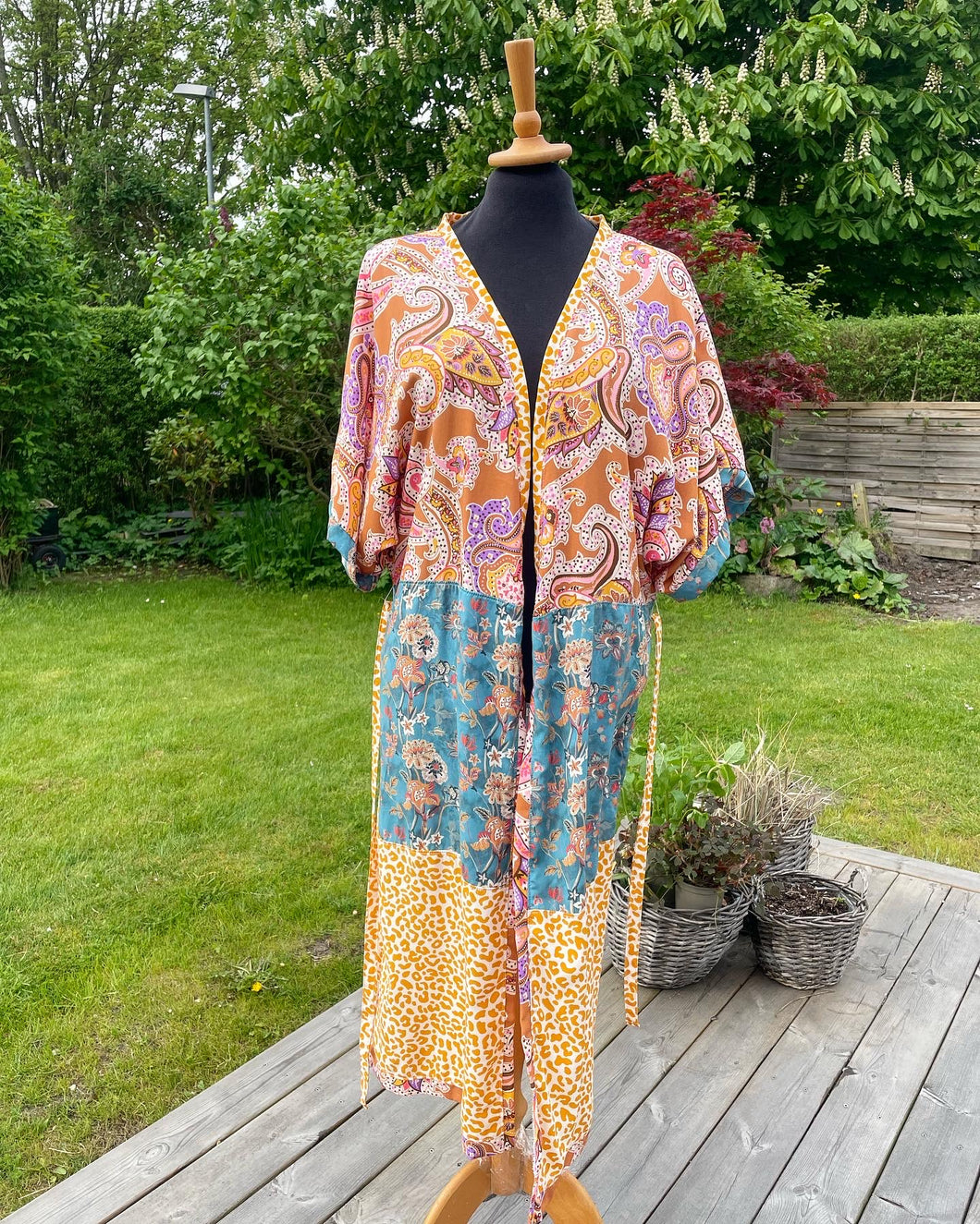 Kimono i flere nuancer og med mønster og dyreprint (xs-m)