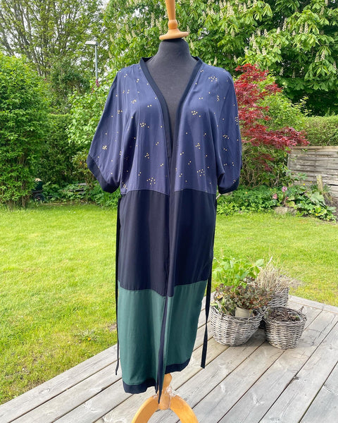 Kimono i blå og grønne farver med “guld” nister