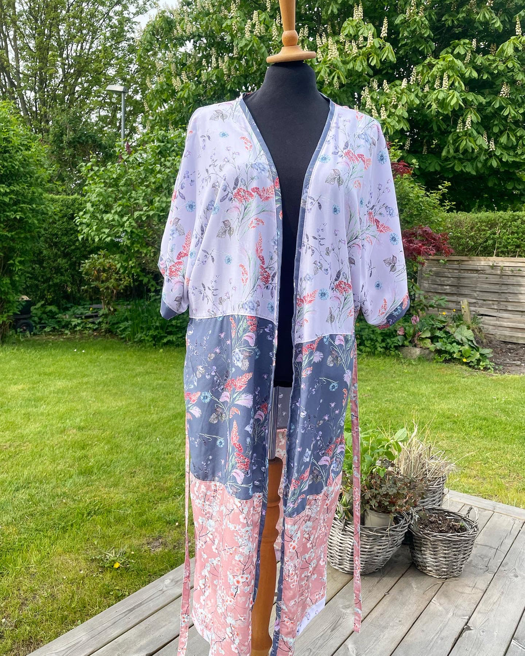 Strand Kimono i sarte nuancer og med smukke blomster (xs-m)