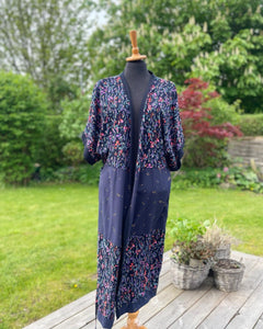 Strand Kimono med små blomster i mørke farver og med “guld” nister (xs-m)