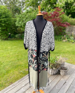 Strand Kimono med dyreprint og blade (xs-m).