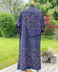 Strand Kimono med små blomster i mørke farver og med “guld” nister (xs-m)