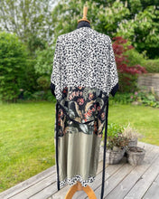 Indlæs billede til gallerivisning Strand Kimono med dyreprint og blade (xs-m).
