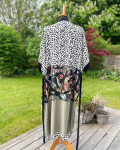 Strand Kimono med dyreprint og blade (xs-m).