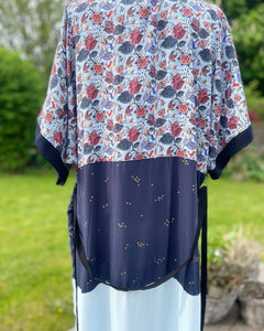 Strand Kimono med blomster, fugle og “guld” nister (xs-m)