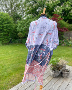 Strand Kimono i sarte nuancer og med smukke blomster (xs-m)