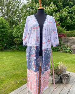 Strand Kimono i sarte nuancer og med smukke blomster (xs-m)