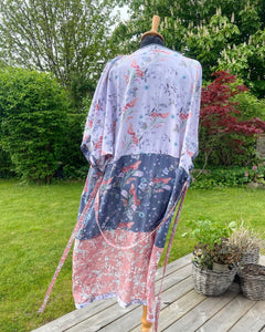 Strand Kimono i sarte nuancer og med smukke blomster (xs-m)