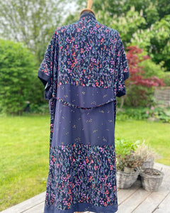 Strand Kimono med små blomster i mørke farver og med “guld” nister (xs-m)