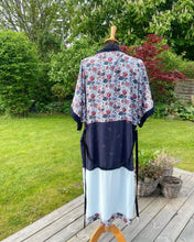 Indlæs billede til gallerivisning Strand Kimono med blomster, fugle og “guld” nister (xs-m)
