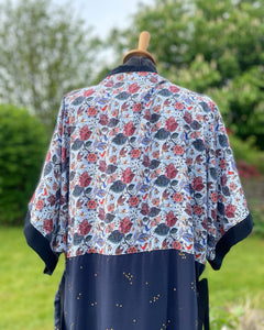 Strand Kimono med blomster, fugle og “guld” nister (xs-m)