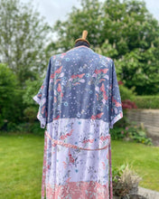 Indlæs billede til gallerivisning Strand Kimono i viskose i sarte farver med blomster (xs-m).
