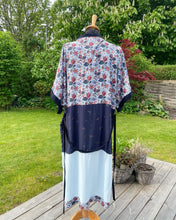 Indlæs billede til gallerivisning Strand Kimono med blomster, fugle og “guld” nister (xs-m)
