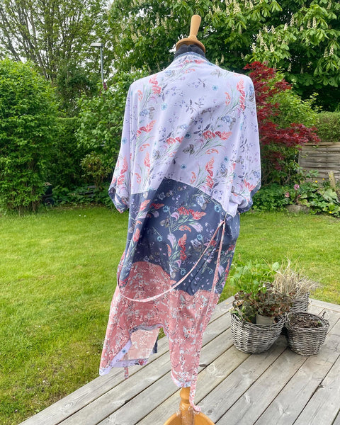 Kimono i sarte nuancer og med smukke blomster (xs-m)