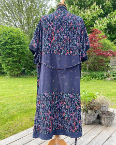 Strand Kimono med små blomster i mørke farver og med “guld” nister (xs-m)