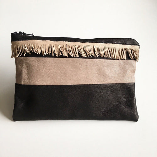 Clutch i nude og sort med frynser - TrikkerDesign