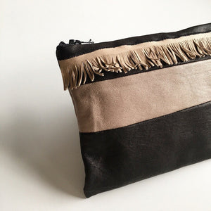 Clutch i nude og sort med frynser - TrikkerDesign