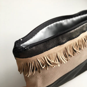 Clutch i nude og sort med frynser - TrikkerDesign