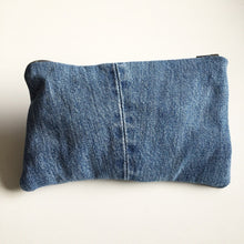 Indlæs billede til gallerivisning Clutch/makeup taske i denim - TrikkerDesign
