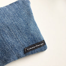 Indlæs billede til gallerivisning Clutch/makeup taske i denim - TrikkerDesign
