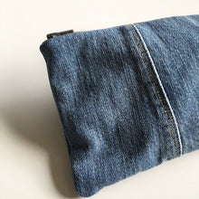 Indlæs billede til gallerivisning Clutch/makeup taske i denim - TrikkerDesign
