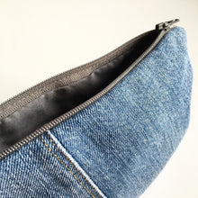 Indlæs billede til gallerivisning Clutch/makeup taske i denim - TrikkerDesign
