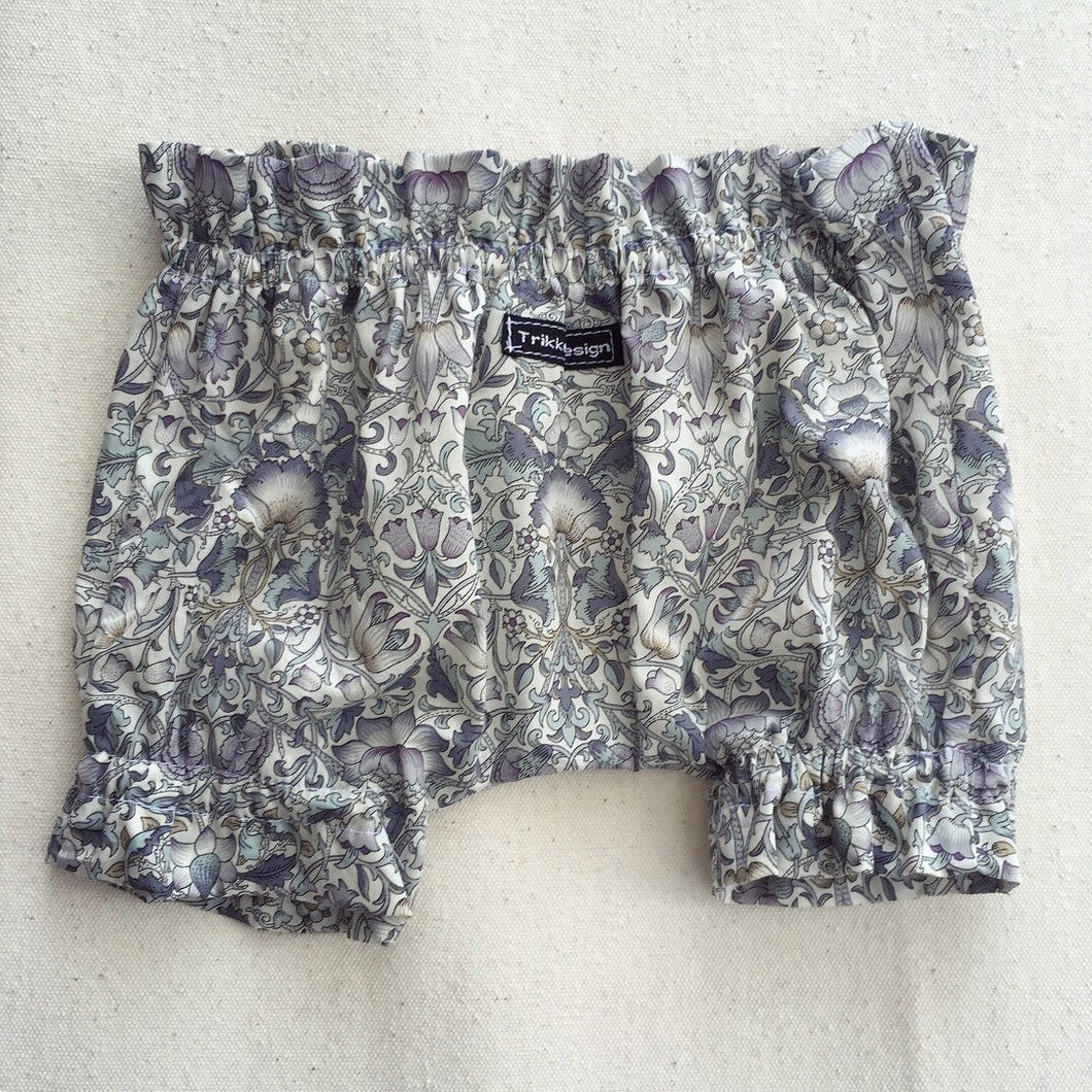 Skønne bloomers i Liberty stof str. 0-6 mdr. - TrikkerDesign