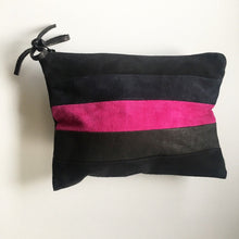 Indlæs billede til gallerivisning Clutch med pink/blå/grå og sort skind. - TrikkerDesign
