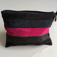 Indlæs billede til gallerivisning Clutch med pink/blå/grå og sort skind. - TrikkerDesign
