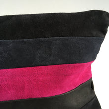 Indlæs billede til gallerivisning Clutch med pink/blå/grå og sort skind. - TrikkerDesign
