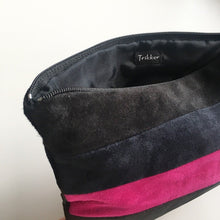 Indlæs billede til gallerivisning Clutch med pink/blå/grå og sort skind. - TrikkerDesign
