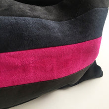 Indlæs billede til gallerivisning Clutch med pink/blå/grå og sort skind. - TrikkerDesign
