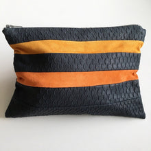 Indlæs billede til gallerivisning Unika clutch i blå præget skind med orange og gul. - TrikkerDesign
