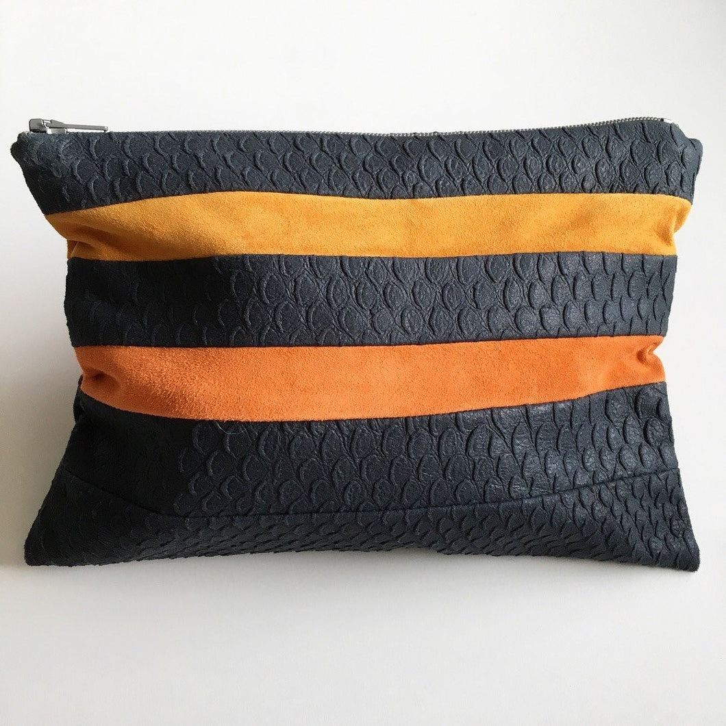 Unika clutch i blå præget skind med orange og gul. - TrikkerDesign