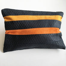 Indlæs billede til gallerivisning Unika clutch i blå præget skind med orange og gul. - TrikkerDesign
