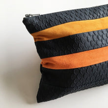 Indlæs billede til gallerivisning Unika clutch i blå præget skind med orange og gul. - TrikkerDesign
