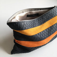 Indlæs billede til gallerivisning Unika clutch i blå præget skind med orange og gul. - TrikkerDesign
