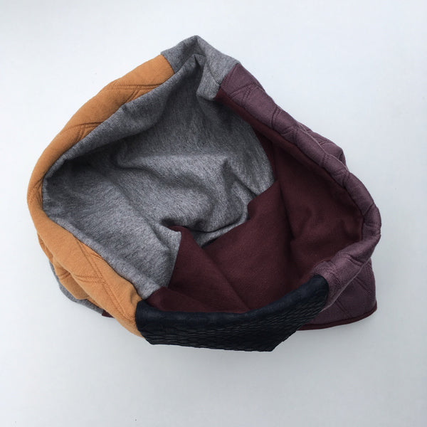 Unika halsedisse med præget blåt lammeskind. - TrikkerDesign