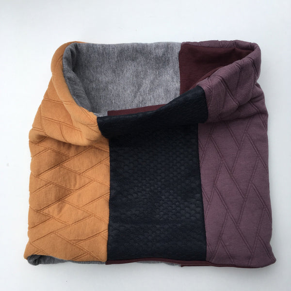 Unika halsedisse med præget blåt lammeskind. - TrikkerDesign