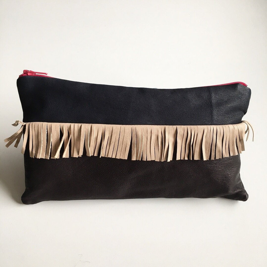 Clutch med frynser og pink lynlås. - TrikkerDesign