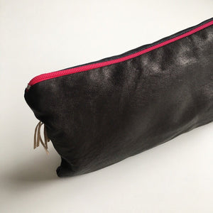 Clutch med frynser og pink lynlås. - TrikkerDesign