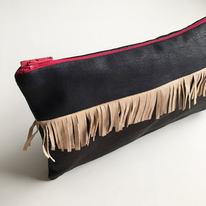 Clutch med frynser og pink lynlås. - TrikkerDesign