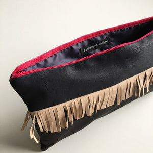 Clutch med frynser og pink lynlås. - TrikkerDesign