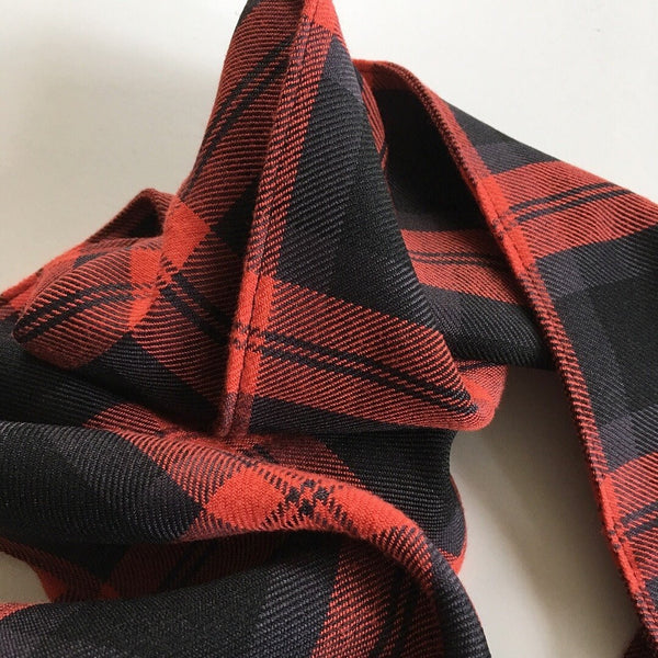 Unika halstørklæde med antracit grå frynser i ruskind - TrikkerDesign