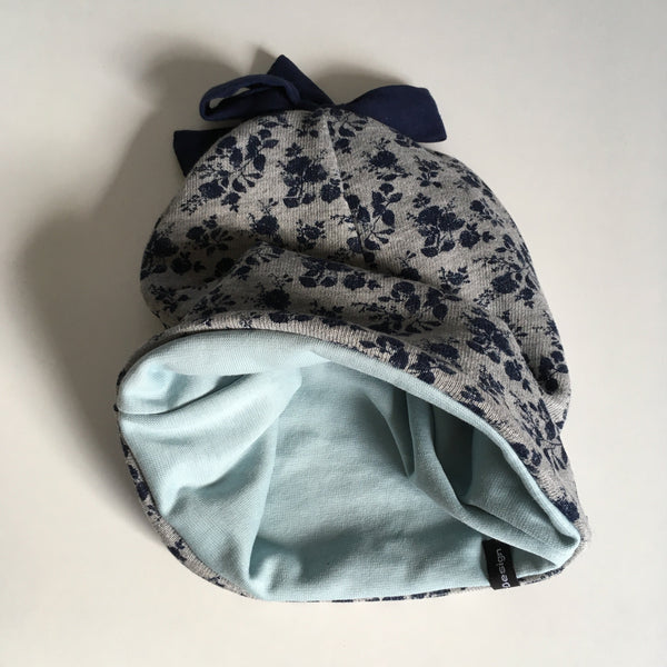 Børne hue med blomster og sløjfe. Str.4-10 år - TrikkerDesign