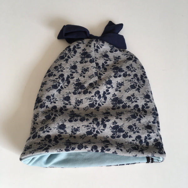 Børne hue med blomster og sløjfe. Str.4-10 år - TrikkerDesign