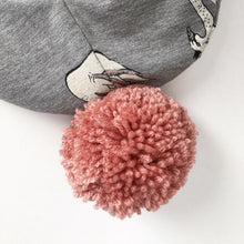 Indlæs billede til gallerivisning Børne hue med svaner og pom pom. Str.4-10 år - TrikkerDesign
