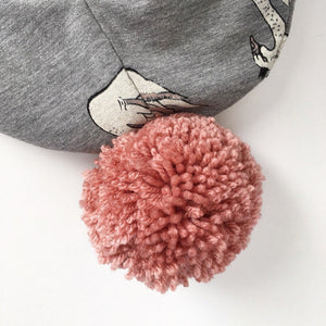 Børne hue med svaner og pom pom. Str.4-10 år - TrikkerDesign